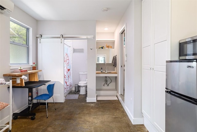 full bath with concrete flooring, a wall mounted air conditioner, baseboards, toilet, and a shower with shower curtain