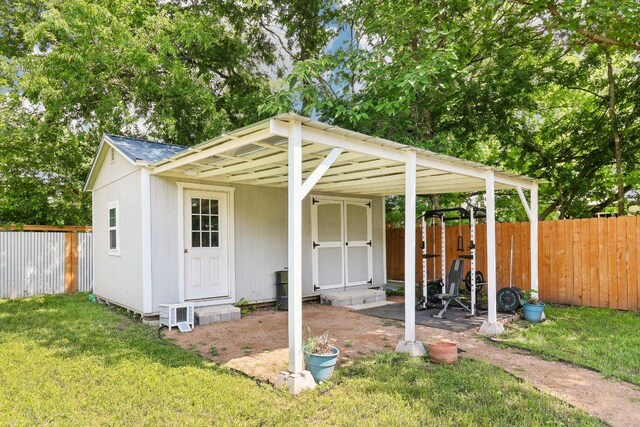 view of outdoor structure featuring an outdoor structure and a fenced backyard