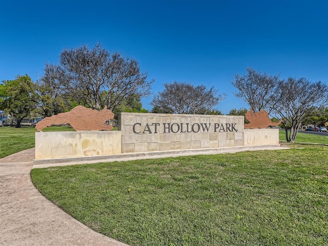 community sign with a yard