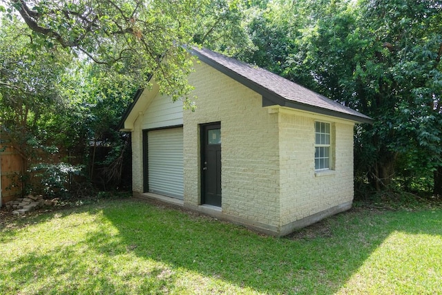view of outdoor structure featuring an outbuilding