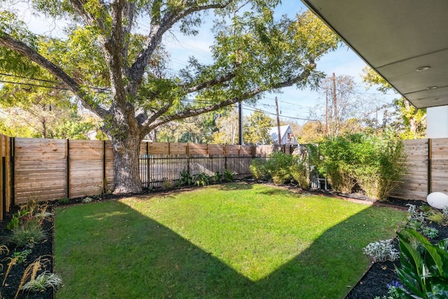 view of yard featuring a fenced backyard