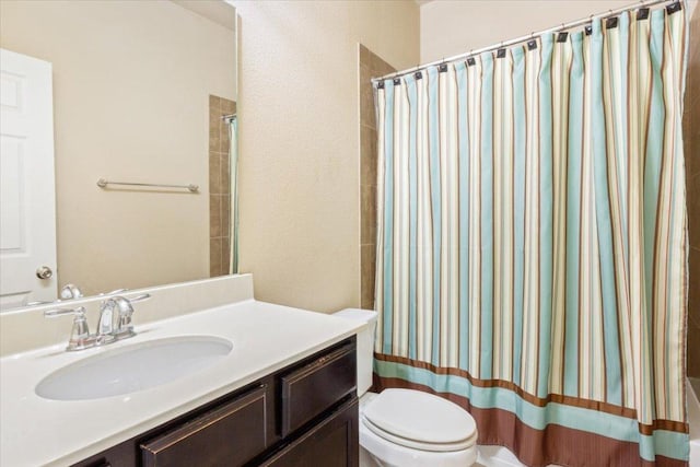 full bathroom featuring toilet, curtained shower, and vanity
