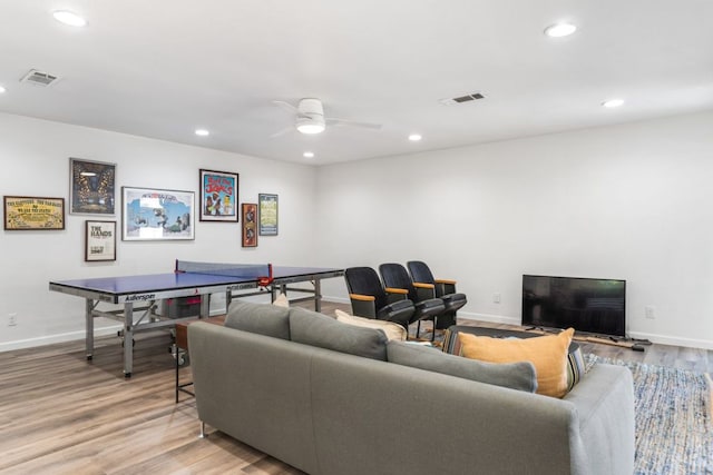living area with visible vents, recessed lighting, and baseboards