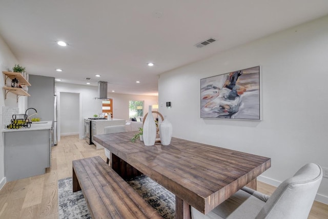 dining space with recessed lighting, baseboards, visible vents, and light wood-type flooring