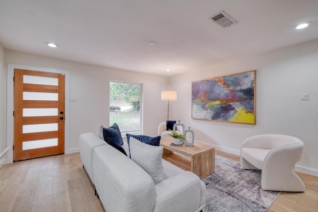 living room featuring visible vents, recessed lighting, baseboards, and light wood-type flooring