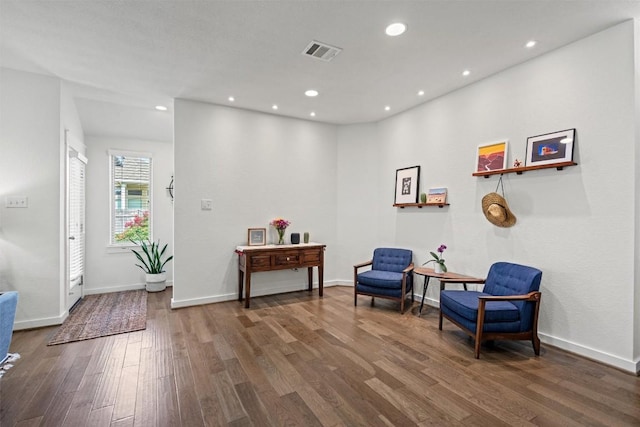 living area featuring baseboards, recessed lighting, wood finished floors, and visible vents