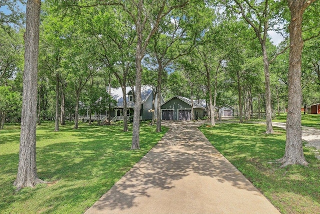 view of front of property featuring driveway and a front lawn