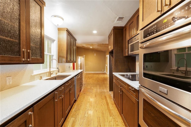 kitchen featuring a sink, light wood-style flooring, stainless steel appliances, recessed lighting, and visible vents
