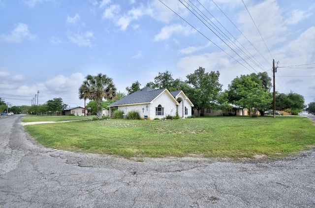 view of side of property featuring a yard