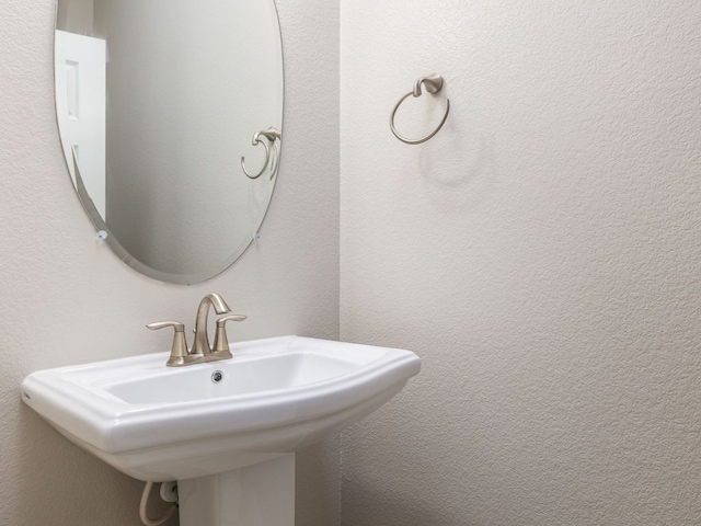 bathroom featuring a sink