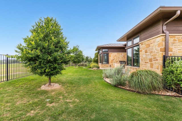 2317 Kahala Sunset Dr, Spicewood, TX 78669 - view of yard featuring fence