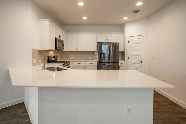 kitchen with a sink, light countertops, stainless steel appliances, baseboards, and visible vents