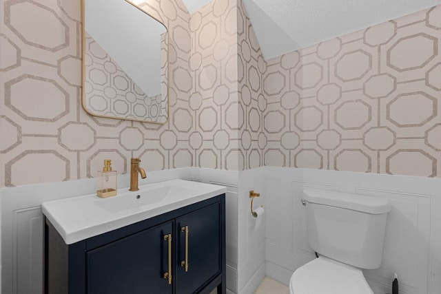 10700 Galsworthy Ln, Austin, TX 78739 - half bath with vanity, toilet, and wallpapered walls