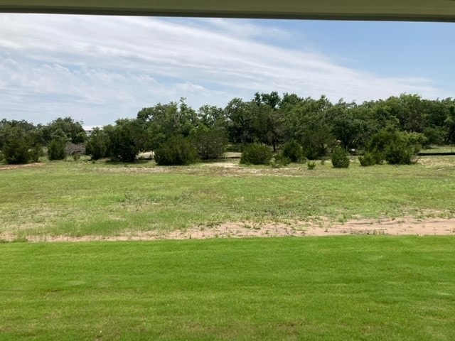 view of yard featuring a rural view