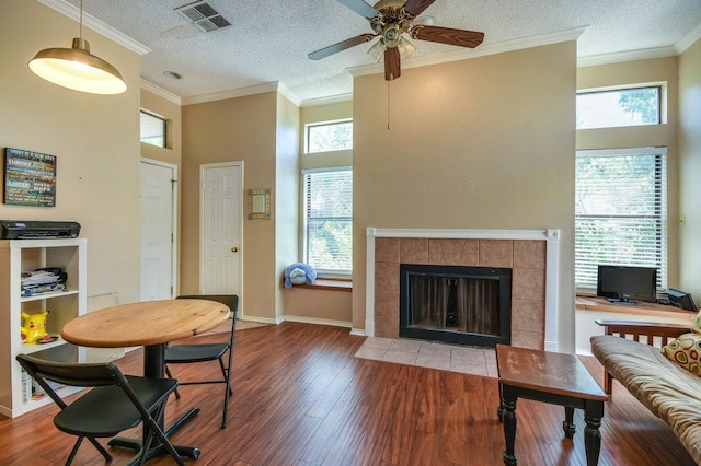 living area with visible vents, plenty of natural light, and wood finished floors