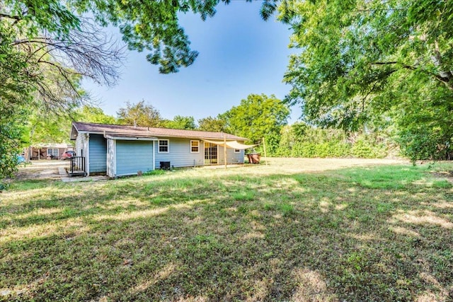 back of house featuring a lawn