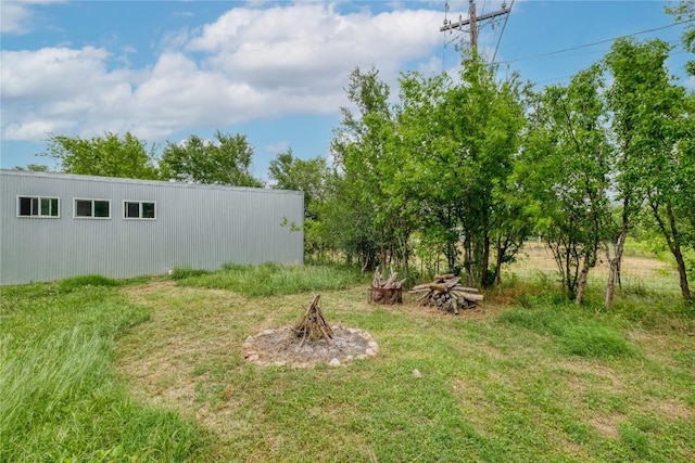 view of yard featuring an outdoor structure and a pole building