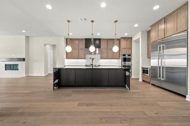kitchen featuring light wood-style floors, stainless steel appliances, recessed lighting, and visible vents