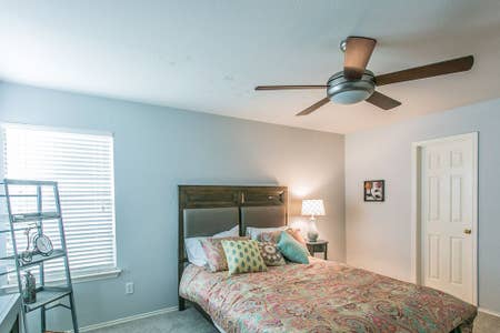 bedroom with baseboards, carpet, and ceiling fan