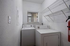 laundry room with laundry area and independent washer and dryer