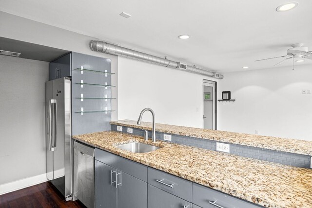 kitchen featuring ceiling fan, visible vents, appliances with stainless steel finishes, dark wood finished floors, and a sink