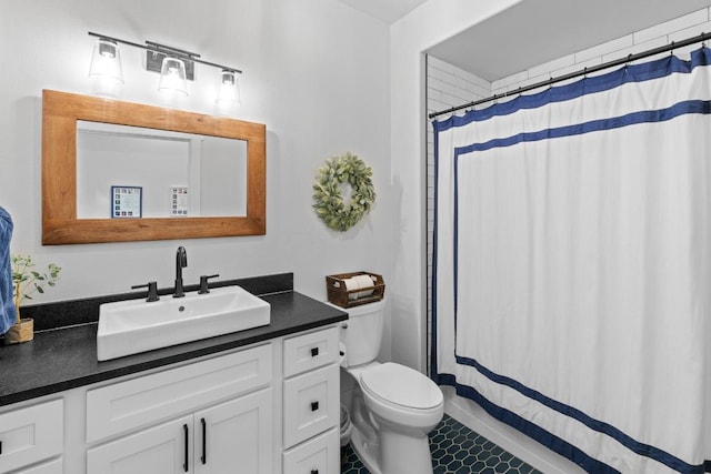 bathroom with toilet, a shower with curtain, and vanity