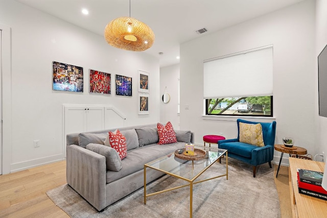 living area with recessed lighting, baseboards, visible vents, and light wood-type flooring