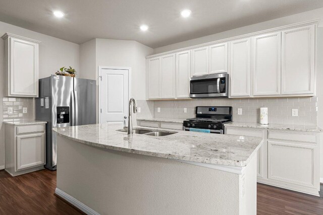 kitchen with a sink, stainless steel appliances, recessed lighting, tasteful backsplash, and dark wood-type flooring