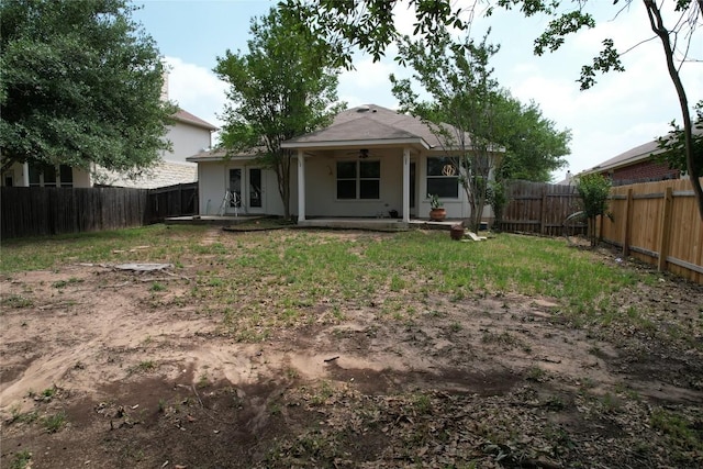 rear view of house featuring a fenced backyard, ceiling fan, and a patio area