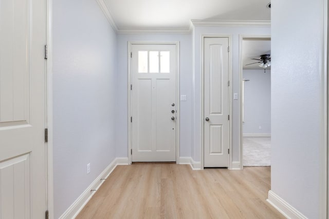 2509 Lightfoot Trl, Austin, TX 78745 - foyer featuring light wood finished floors, ceiling fan, and crown molding