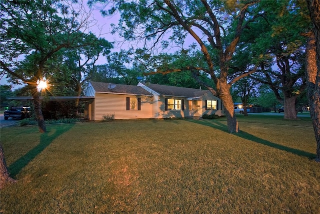 view of front of property featuring a lawn