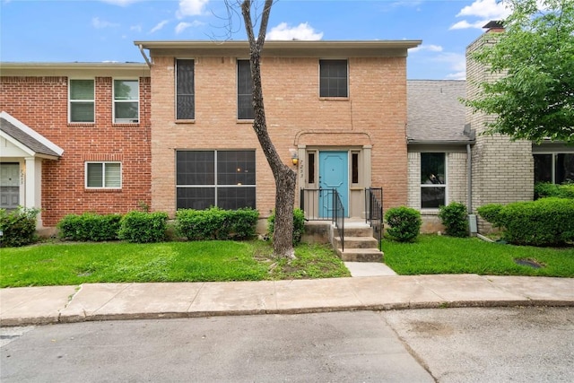 7253 Creekside Dr, Austin, TX 78752 - townhome / multi-family property featuring a front lawn and brick siding