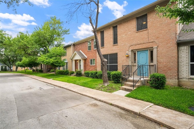 7253 Creekside Dr, Austin, TX 78752 - townhome / multi-family property with a front yard and brick siding