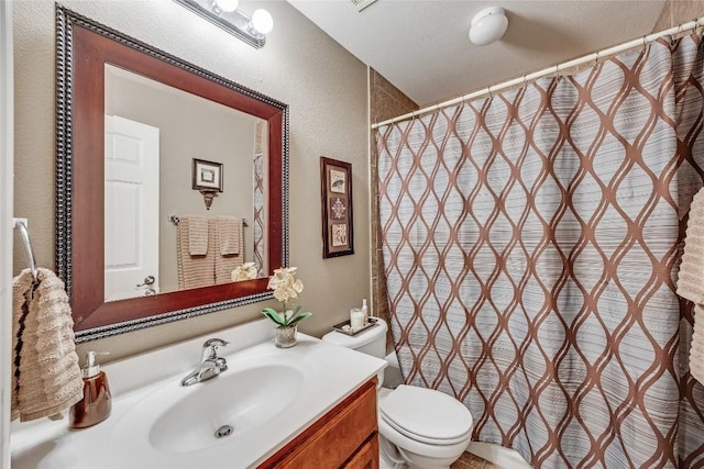 full bath featuring vanity, a textured wall, toilet, and a shower with curtain