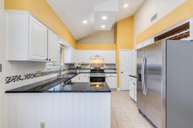 13109 Marble Falls Cv, Austin, TX 78729 - kitchen with appliances with stainless steel finishes, a sink, a peninsula, backsplash, and dark countertops