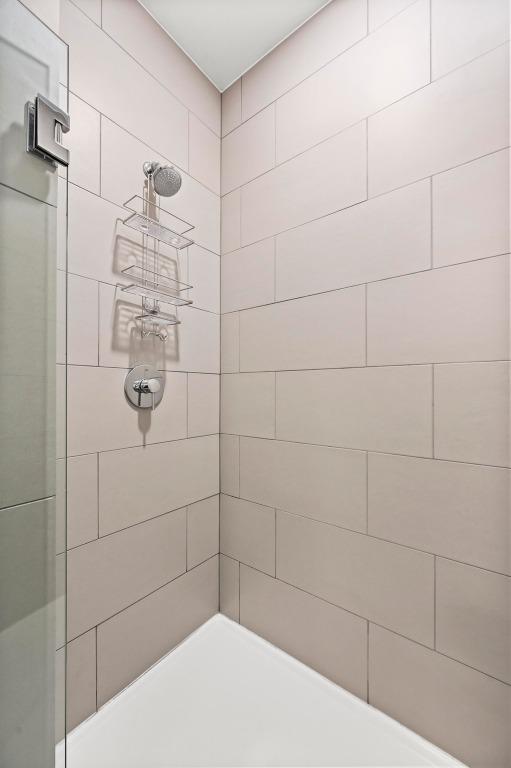 full bath featuring a tile shower