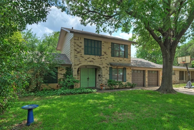 view of front of house featuring brick siding, an attached garage, driveway, and a front lawn