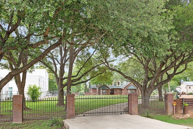 640 Woodlake Dr, Mcqueeney, TX 78123 - view of front of house featuring fence, a gate, and a front lawn