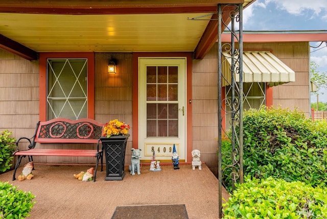 entrance to property featuring covered porch