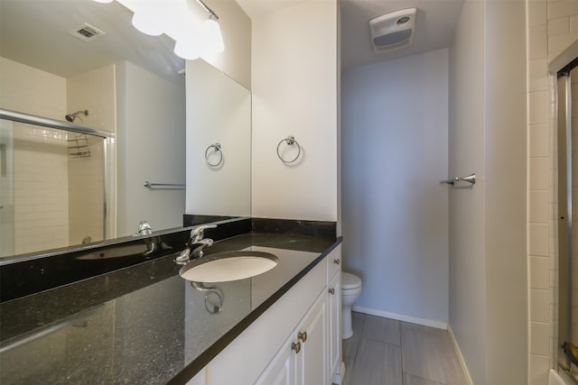 full bath with toilet, a shower with door, visible vents, and vanity