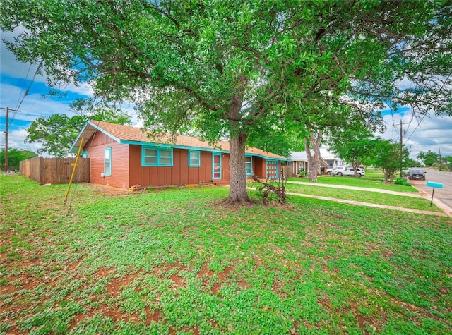 1207 Flag St, Llano, TX 78643 - ranch-style home with fence and a front lawn