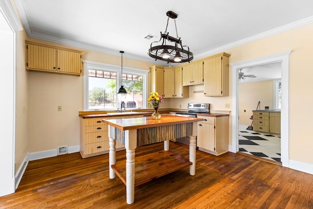 kitchen featuring dark wood-style flooring, visible vents, ornamental molding, and cream cabinetry