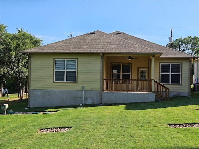 view of front of home with a ceiling fan, cooling unit, a porch, and a front yard
