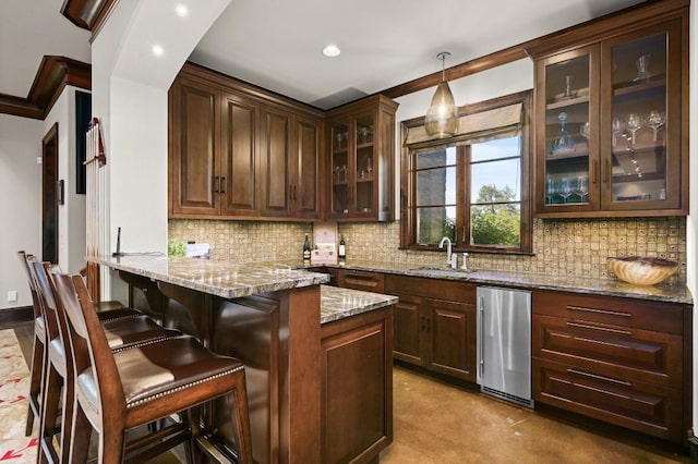 bar with a sink, tasteful backsplash, pendant lighting, and recessed lighting