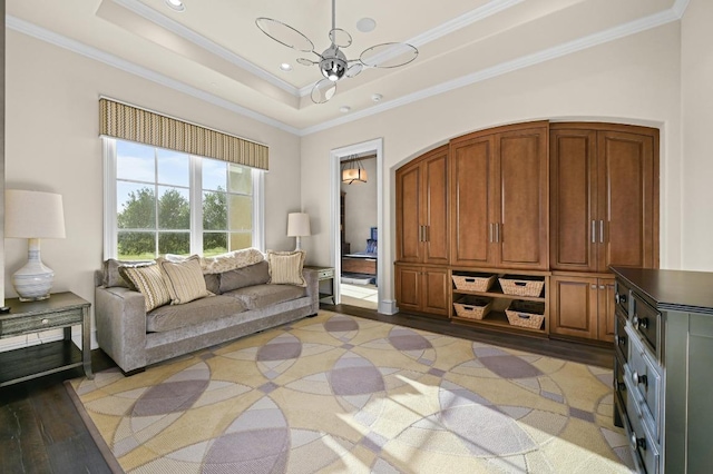 sitting room featuring ornamental molding, light wood-type flooring, recessed lighting, a chandelier, and a tray ceiling
