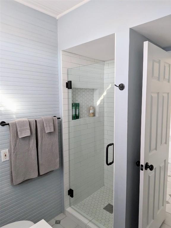 515 E 8th St, Georgetown, TX 78626 - bathroom featuring a stall shower and toilet
