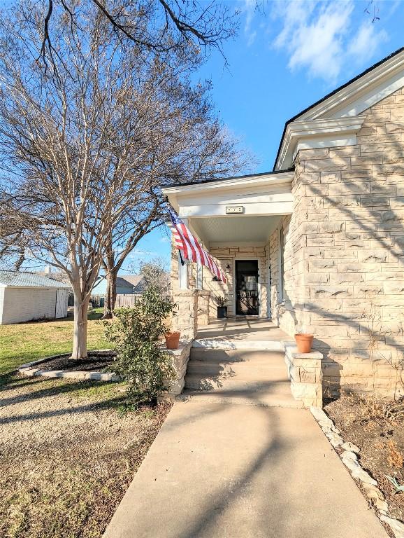 515 E 8th St, Georgetown, TX 78626 - doorway to property featuring a porch and stone siding