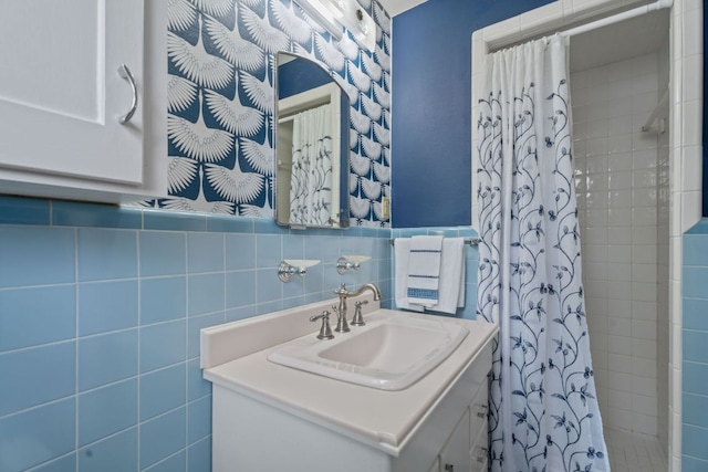 full bathroom featuring a shower with shower curtain and vanity