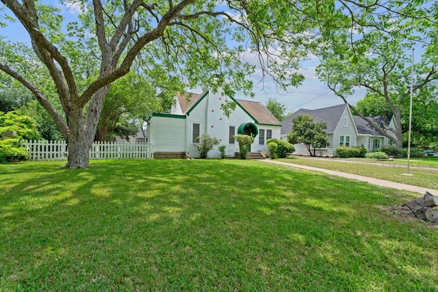 view of front facade with fence and a front yard