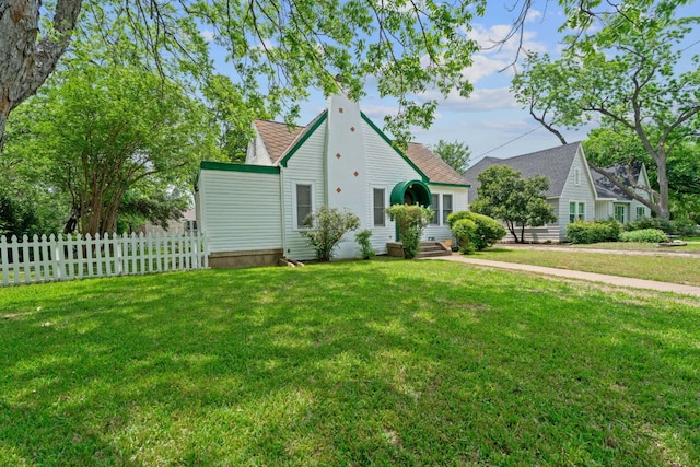view of front of property featuring fence and a front lawn